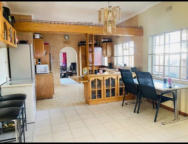 5 BEDROOM HOUSE FOR SALE IN PRIMROSE EAST